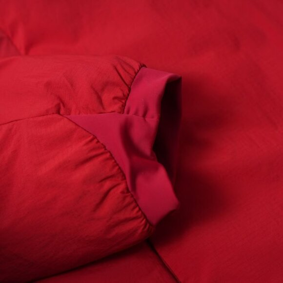 Arc'teryx Retro Red Hooded Outdoor Jacket - Lightweight, Windproof & Stylish - Picture 7 of 8